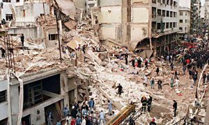 El 18 de julio de 1994, en Buenos Aires, un coche bomba estalla en la Asociación Mutual Israelita Argentina (AMIA), saldo de 85 personas murieron y 300 heridos.