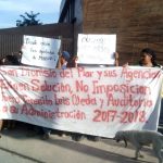 Manifestantes ante arribo de AMLO a Oaxaca.