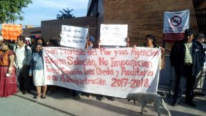 Manifestantes ante arribo de AMLO a Oaxaca.