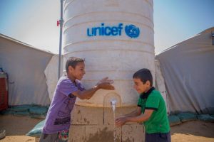 Falta de agua potable amenaza a niños más que la guerra UNICEF