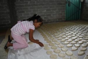 El pan dulce o de sal, de yema o de pulque que llegan a las mesas de quienes lo compran.