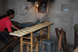 En cada uno de los hogares dedicados a la elaboración del pan tradicional existen los legendarios hornos de barro o adobe.