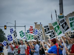 Huelga de trabajadores de GM coloca a Trump en apuro político.