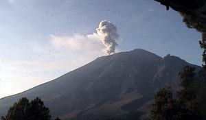 El volcán Popocatépetl continúa su actividad explosiva de escala baja a intermedia, en la que podría expulsar ceniza. 