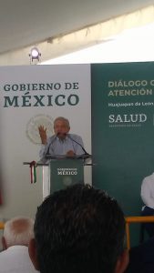 rés Manuel López Obrador exigió respeto hacia él y su administración cuando fue increpado por cientos habitantes de la Ciudad de Huajuapan de León y municipios cercanos de la región mixteca, en Oaxaca, sobre la entrega de becas para estudiantes, niños y niñas con discapacidad porque esta no se ha dado en los tiempos establecidos.