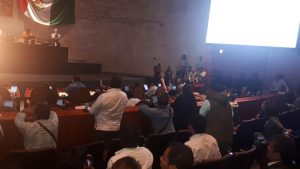 Diputados avalan 16 mil mdp más; Oaxaca, entre más endeudado más pobre. Sin visos de mejoría en su nivel de vida. 4 millones de oaxaqueños los que han emigrado de esta entidad huyendo de miseria y hambre.