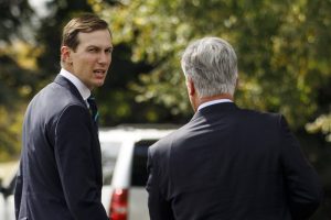 El asesor sénior del presidente Donald Trump, su yerno Jared Kushner, a la izquierda, y el asesor de Seguridad Nacional, Robert C. O’Brien, caminan hacia la Casa Blanca en Washington.