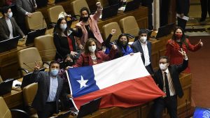 Promulgan ley para el retiro del 10 por ciento del fondo de pensiones en Chile.