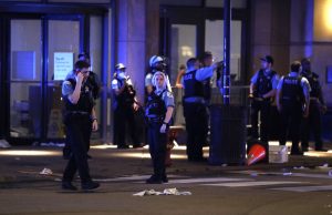 Cientos de policías fueron desplegados durante los actos vandálicos durante la noche del domingo y madrugada de lunes en el vecindario de Lincoln Park en Chicago.