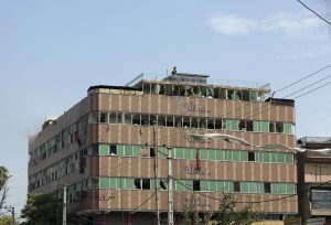 Fuerzas afganas toman posición en la parte superior de un edificio donde se escondían los insurgentes, en la ciudad de Jalalabad, al este de Kabul, Afganistán.