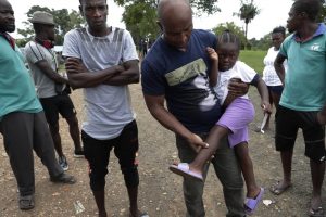 Mujeres y niños haitianos en un campamento de migrantes en medio de la nueva pandemia de coronavirus en Lajas Blancas, provincia de Darién, Panamá, el sábado 29 de agosto de 2020.