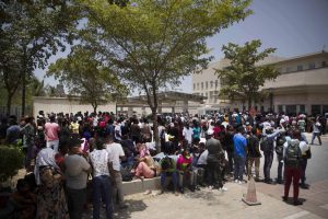 Un grupo personas se reúne frente a la embajada de Estados Unidos el viernes 9 de julio de 2021, en Puerto Príncipe, Haití.